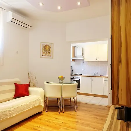 Eline Apartament
